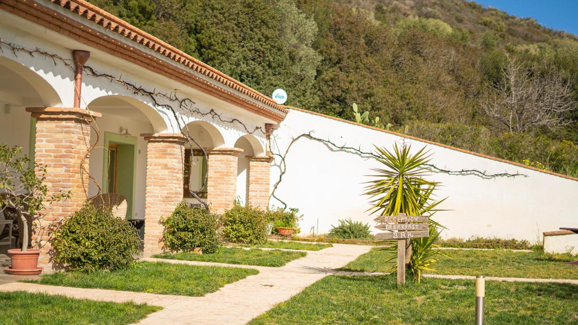 Hotel Essenza Di Mirto La Caletta Eksteriør bilde